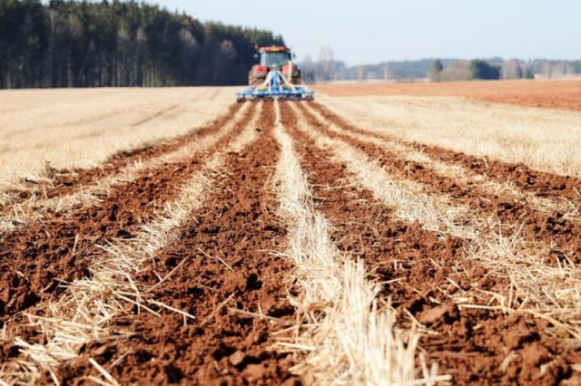Подготовка земли под зяблевую вспашку